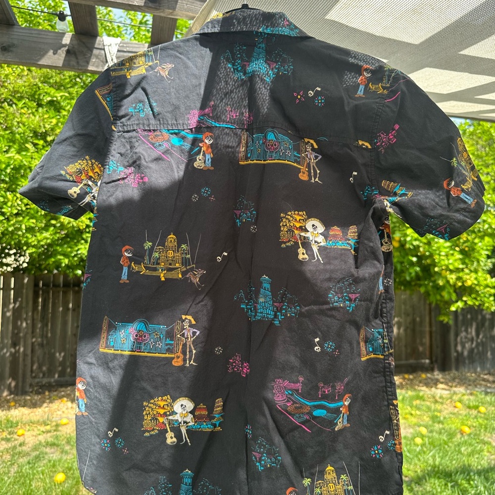 Black Disney Pixar Short-Sleeve Casual Button-Down Shirt Coco Print - Picture 2 of 4